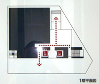 避難経路の案内標識 2方向避難を示す2つの矢印が書かれている。
