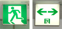 誘導灯 写真左が避難口そのものを表し、写真右が、避難口までの通路や経路を表している